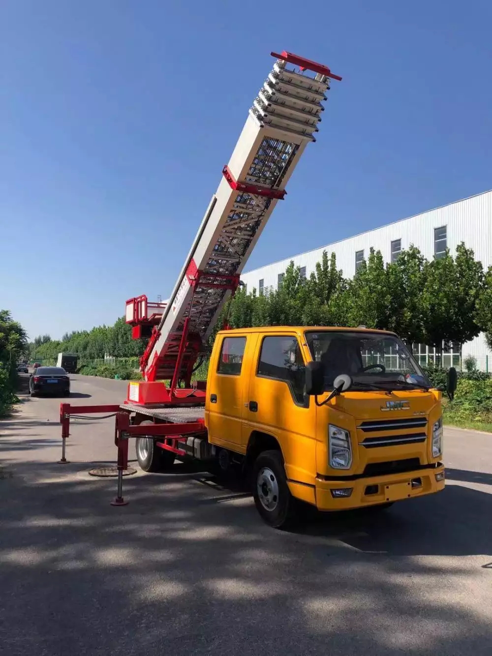 高安附近的云梯车出租服务：轻松解决高空作业需求